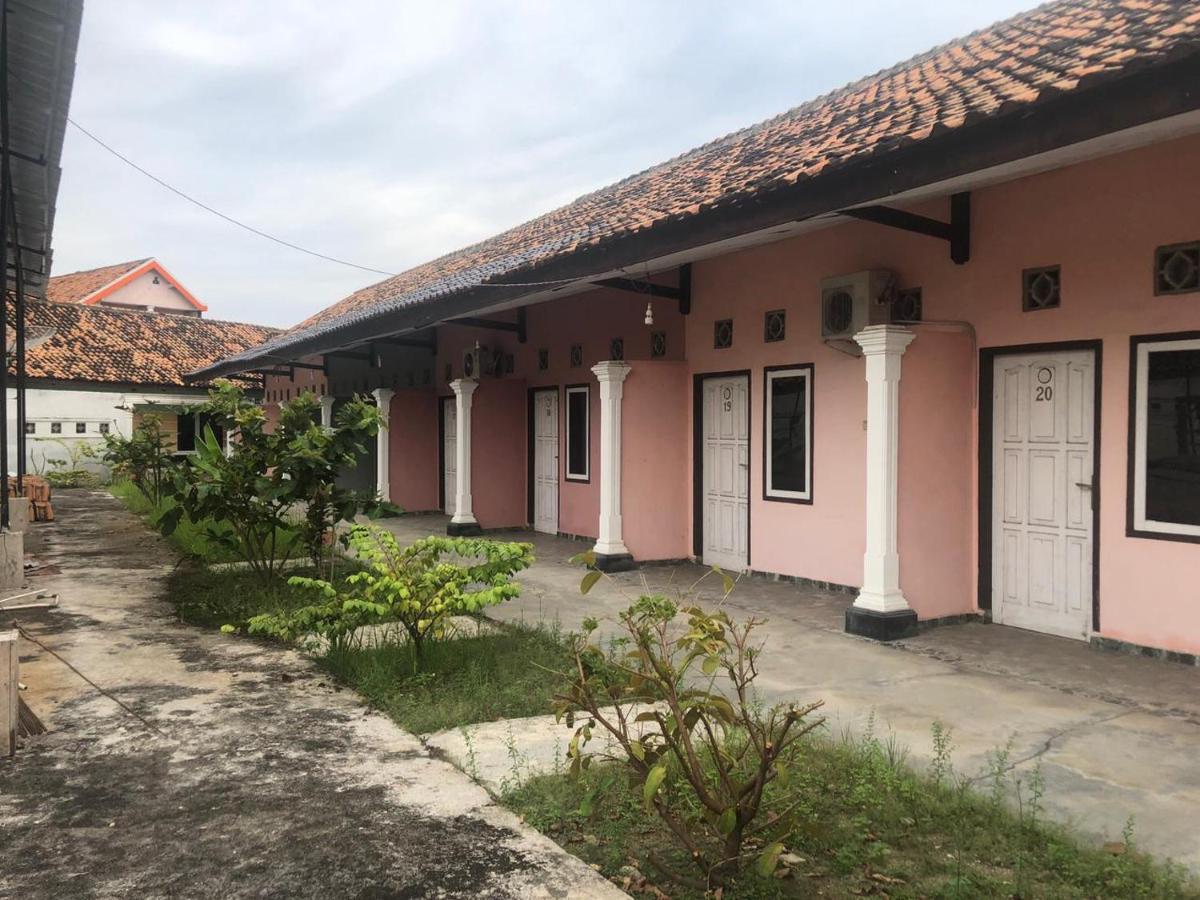 Hotel Arjuna Baturaja  Экстерьер фото